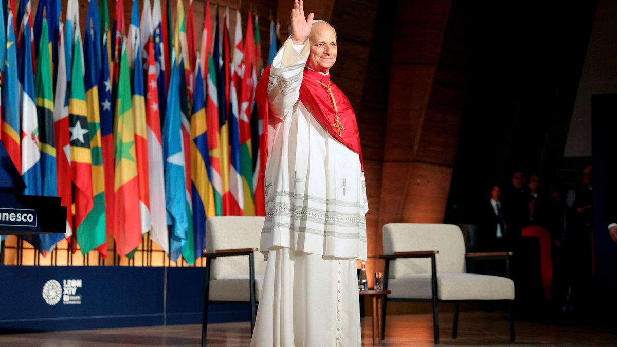 Pope Leo XIV waves as he arrives on stage to deliver a speech during a visit at the UNESCO headquarters, in Paris on September 25, 2026