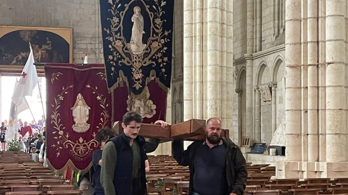 Pelerinage-Puy-Notre-Dame-1.jpg
