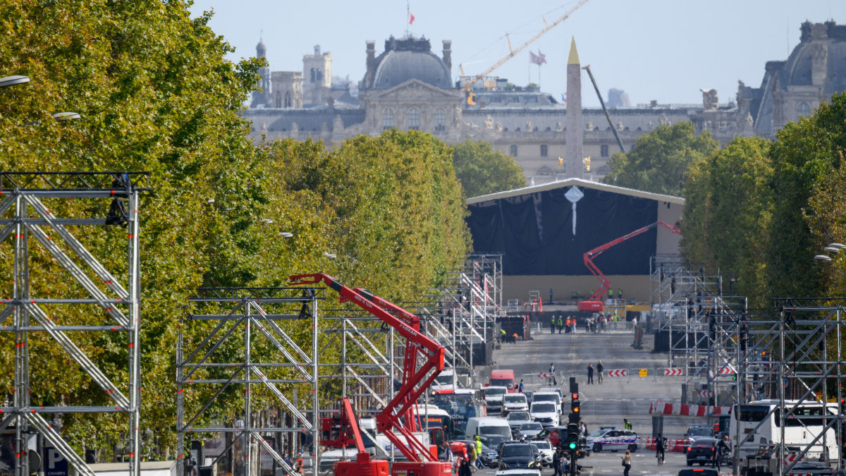 Preparations-for-the-Popes-mass-at-Place-de-la-Concorde-in-Paris-France.jpg
