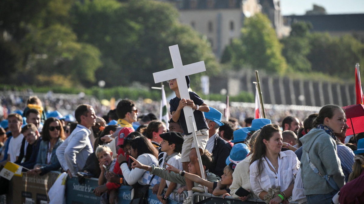 child-holds-cross-waits-pope-leo-xiv-mass-prairie-shrine-our-lady-lourdes-france-september-27-2026