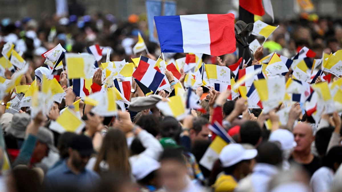 people-wave-vatican-french-flags-champs-elysees-pope-leo-xiv-mass-paris-