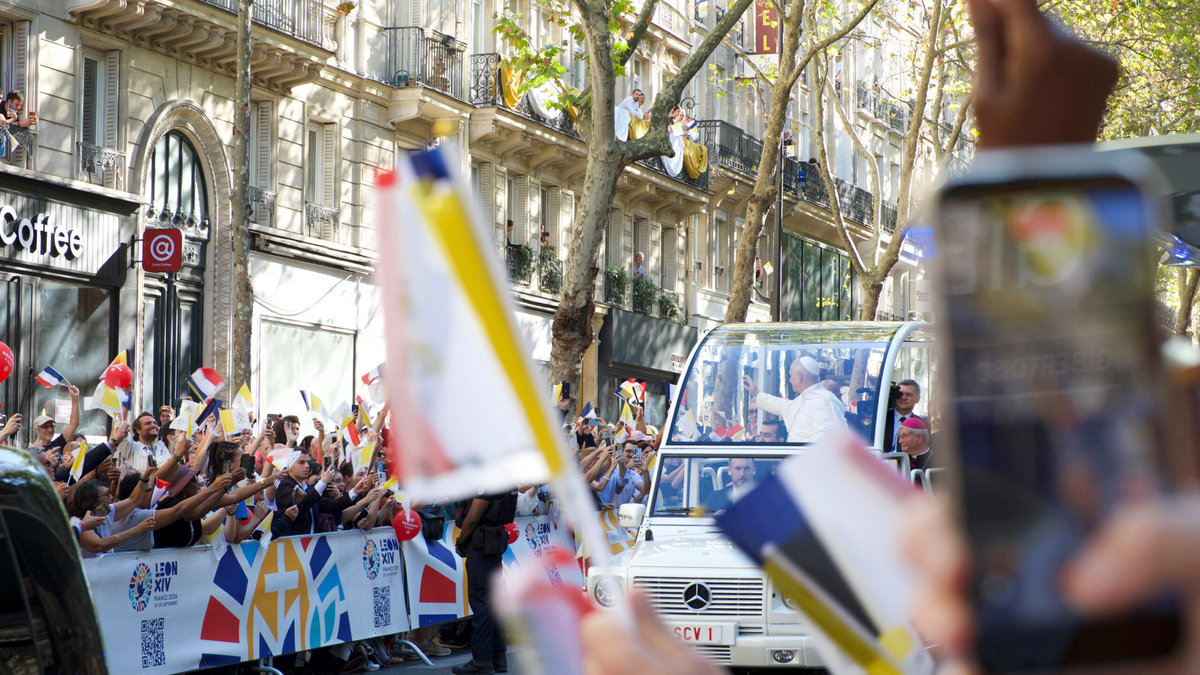 pilgrims-during-pope-leo-xiv-visit-paris-france