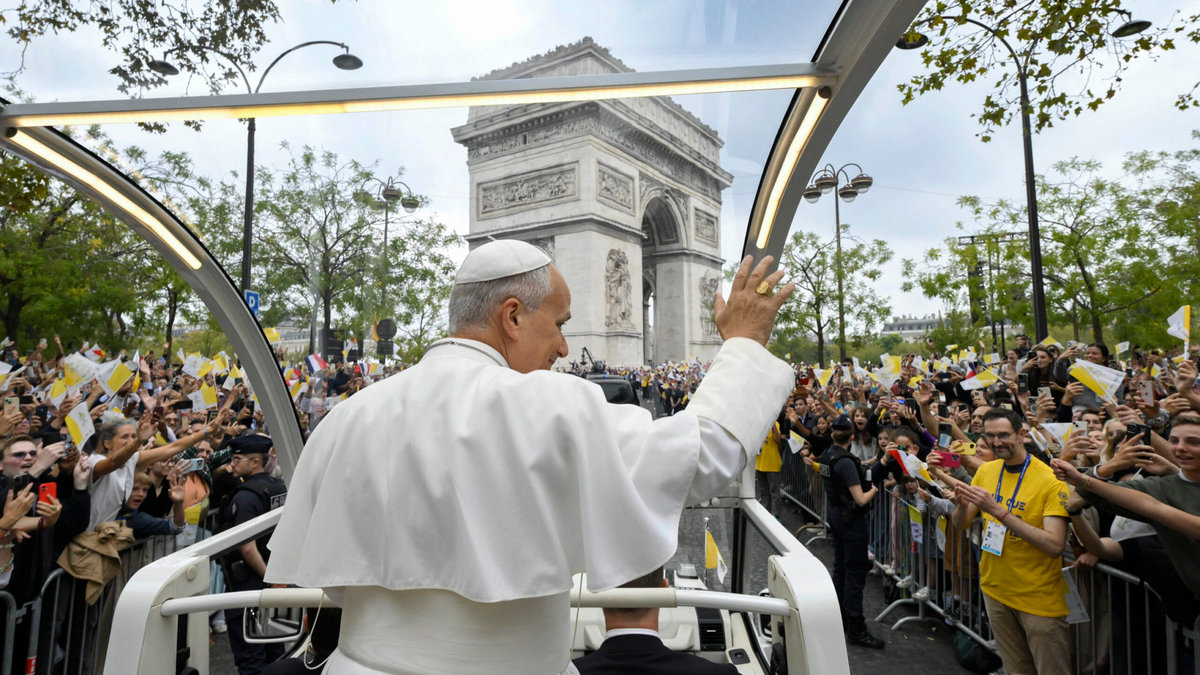 pope-leo-xiv-papamobile-arc-de-triomphe-champs-elysees-paris-september-26-2026-vatican-media