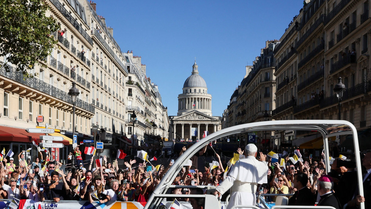 pope-leo-xiv-papamobile-pantheon-paris-crowd-france-september-25-2026