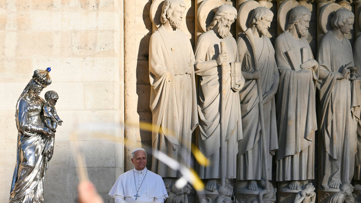 pope-leo-xiv-prays-silver-virgin-child-vierge-charles-x-notre-dame-paris-france