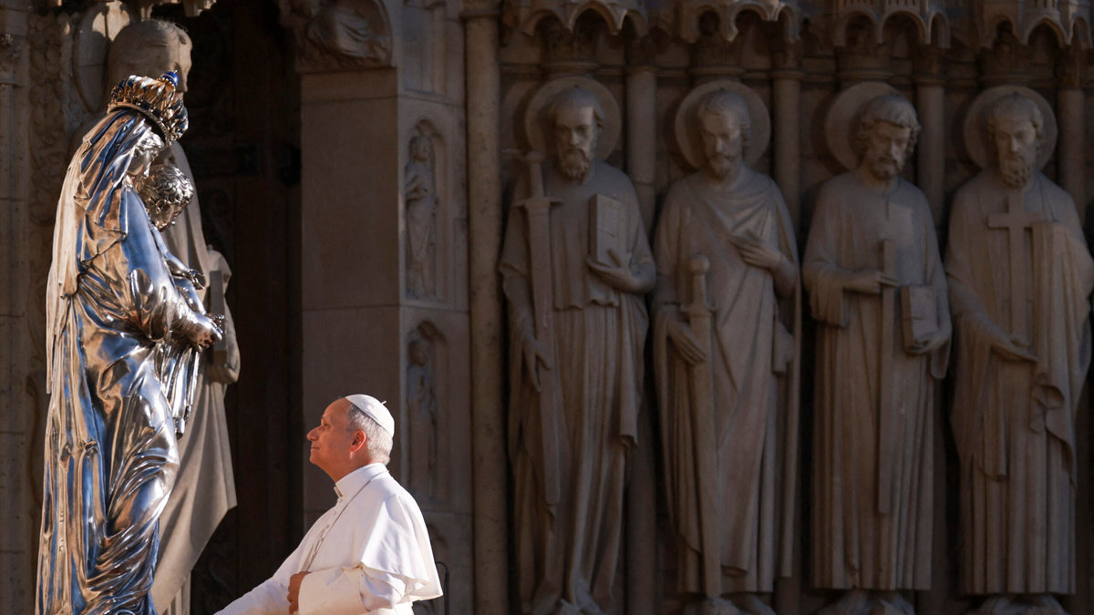 pope-leo-xiv-prays-silver-virgin-child-vierge-charles-x-notre-dame-paris-france