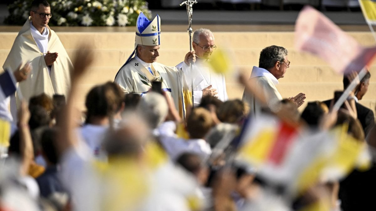 pope-leo-xiv-waves-crowd-after-outdoor-mass-place-de-la-concorde-paris-september-26-2026-afp-000_C9FE3U6-e1790435671721.jpg