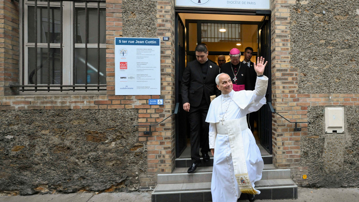 pope-leo-xiv-waves-departure-maison-bakhita-paris-france-september-26-2026