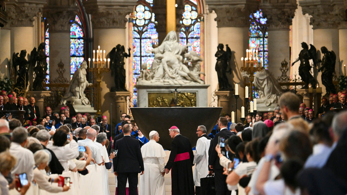 pope-leo-xiv-welcomed-archbishop-laurent-ulrich-notre-dame-cathedral-paris-mass