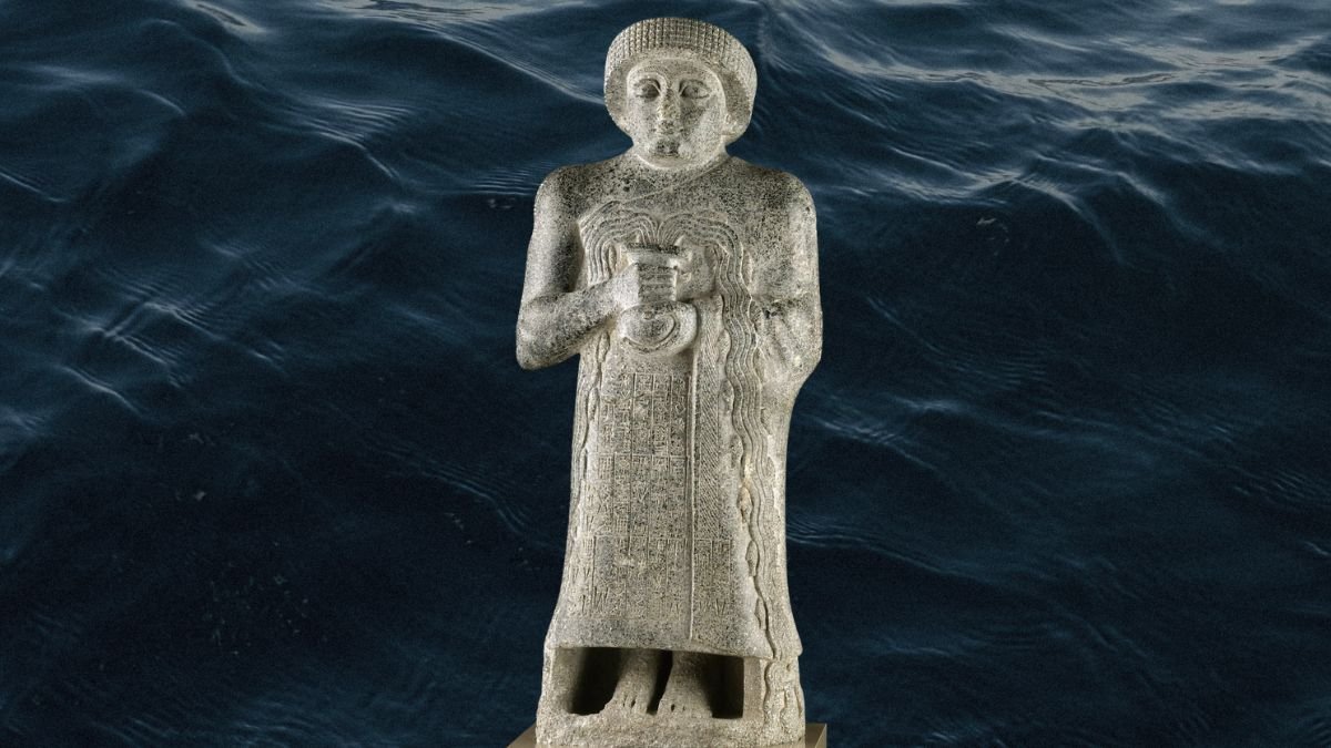Statue de Gudea dite « au vase jaillissant », Tello (ancienne Girsu), dolérite, époque néo-sumérienne, règne de Gudea (vers 2120 av. J.-C.). Paris, musée du Louvre, département des Antiquités orientales. AO 22126