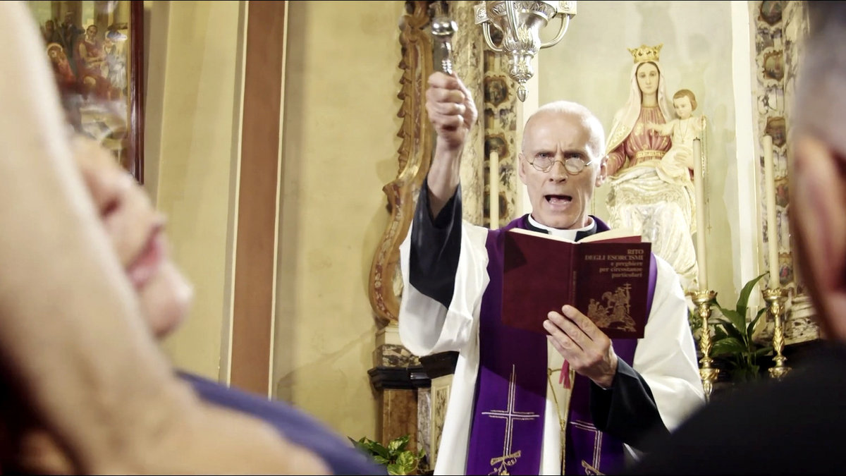 "Délivre-nous du Mal", en salles ce 30 septembre, donne longuement la parole à des prêtres exorcistes pour expliquer leur ministère, son histoire, ses fondements bibliques et la manière dont l’Église catholique entend discerner les situations qui relèvent ou non d’une éventuelle possession.