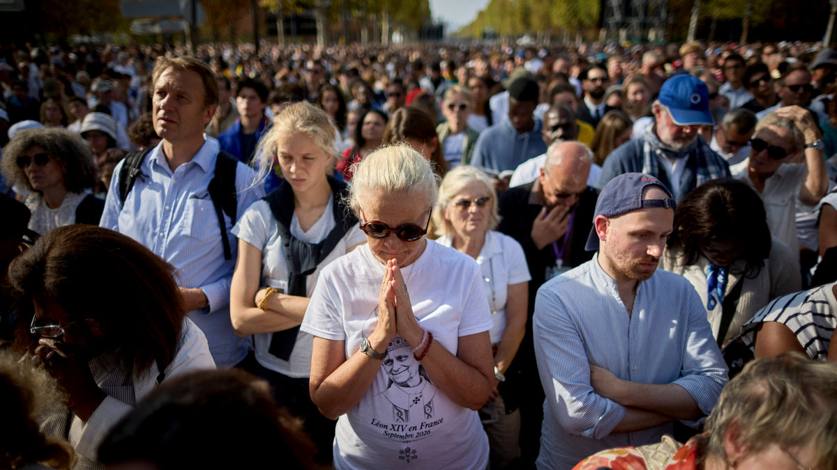 worshippers-pray-pope-leo-xiv-outdoor-mass-place-de-la-concorde-paris-september-26-2026
