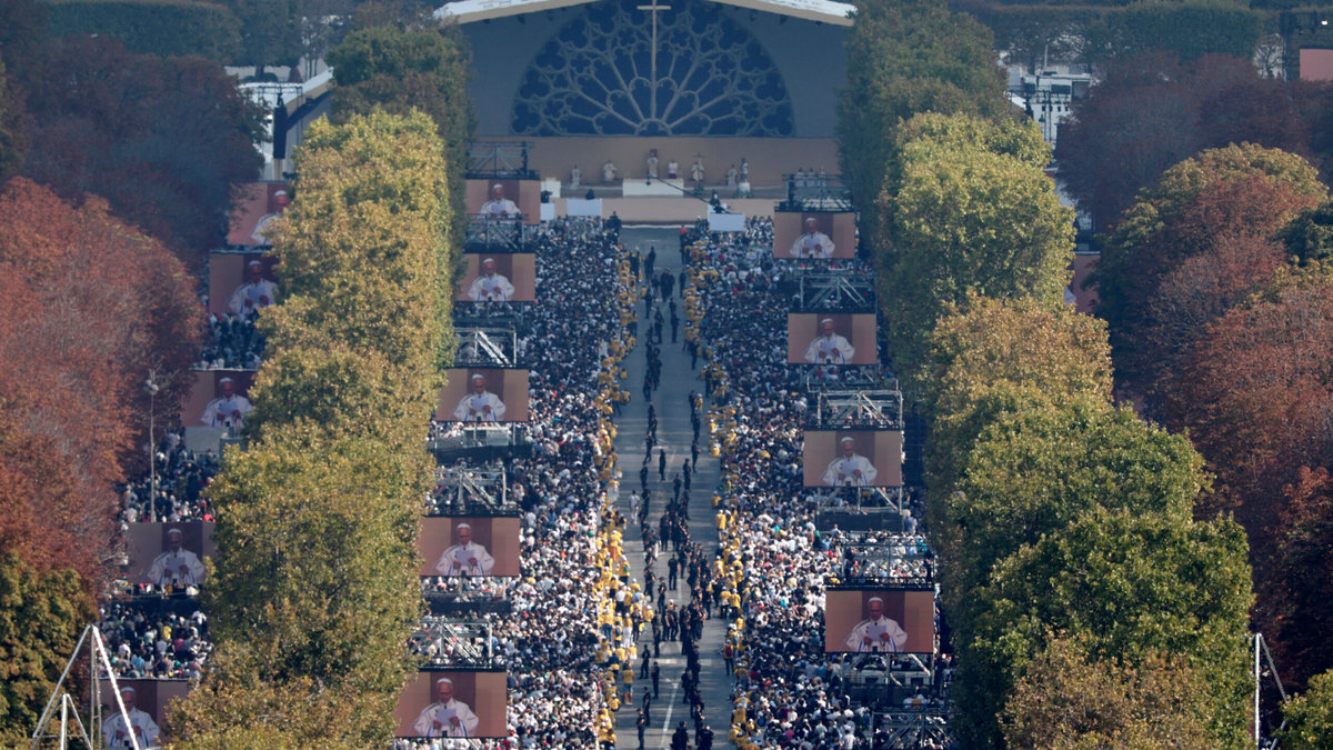 worshippers-watch-giant-screens-pope-leo-xiv-outdoor-mass-champs-elysees-paris-september-26-2026