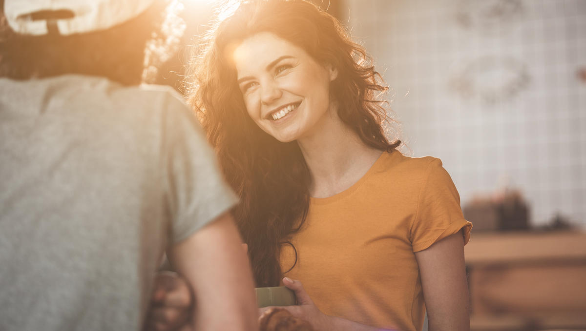 GIRL SMILING WITH BOYFRIEND