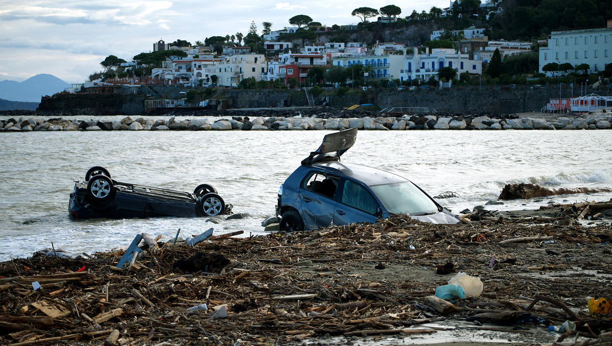 Auto danneggiate a causa della frana a Ischia