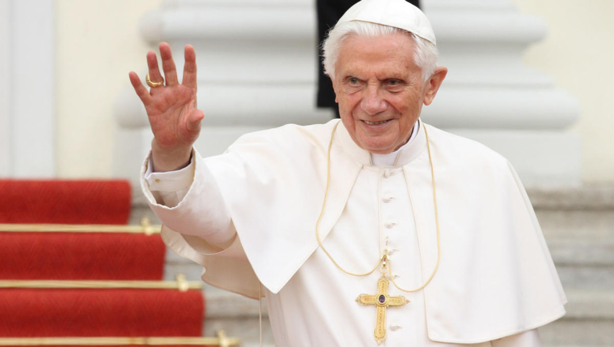 BENEDETTO XVI SALUTA CON LA MANO ALZATA