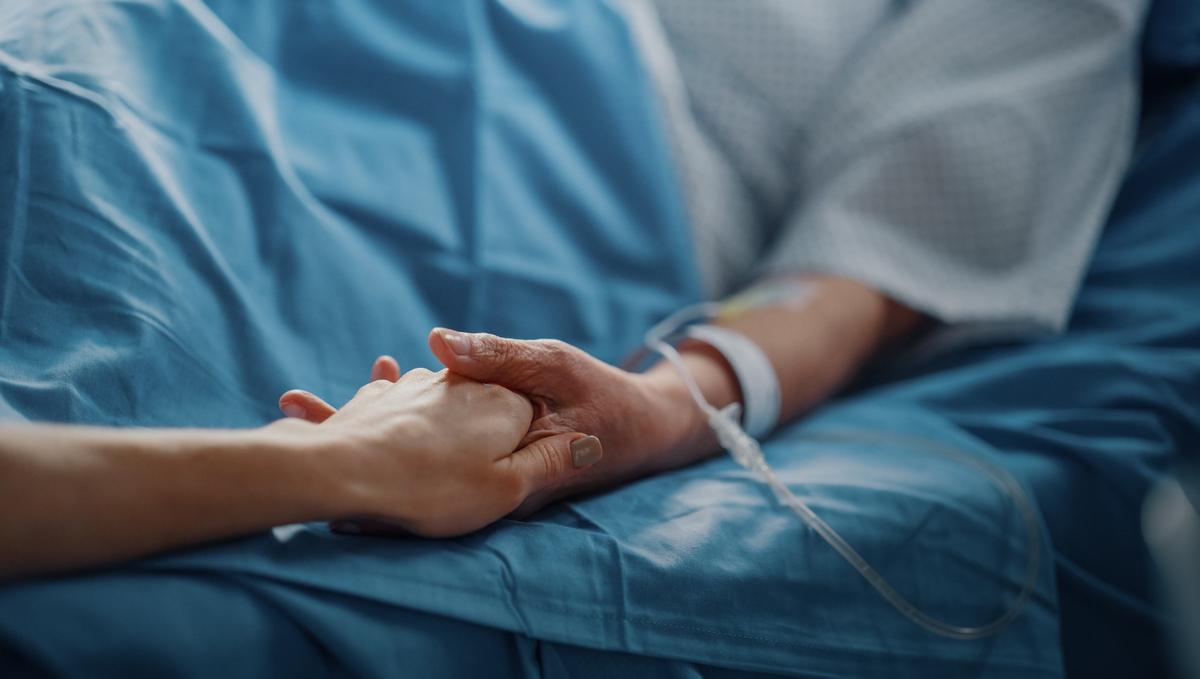 córka trzyma za rękę umierającą mamę w szpitalu w Boże Narodzenie