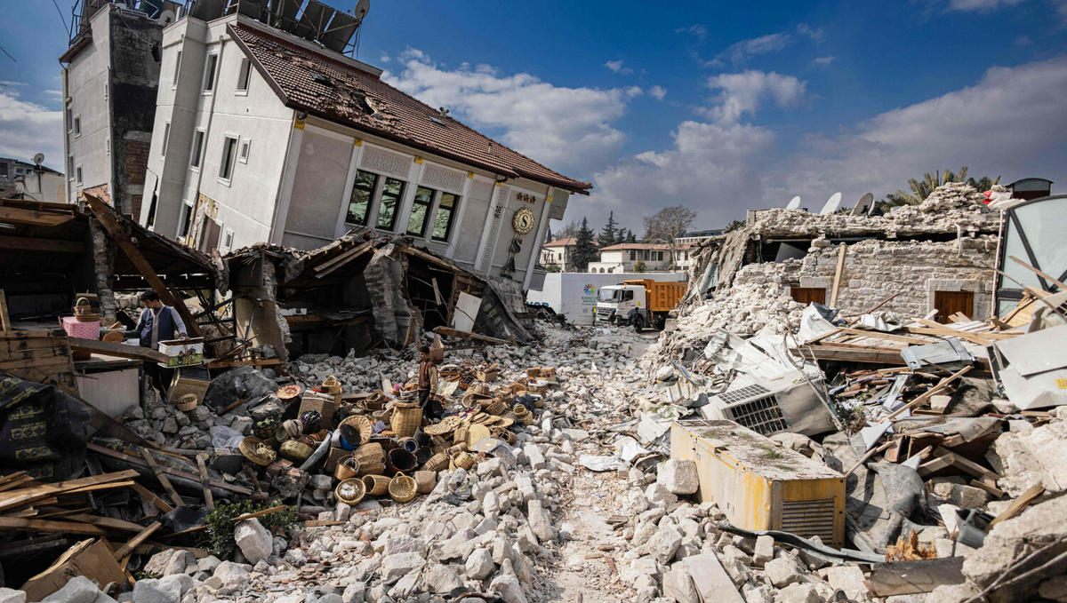 Skutki trzęsienia ziemi w tureckim mieście Antakya (Antiochia)