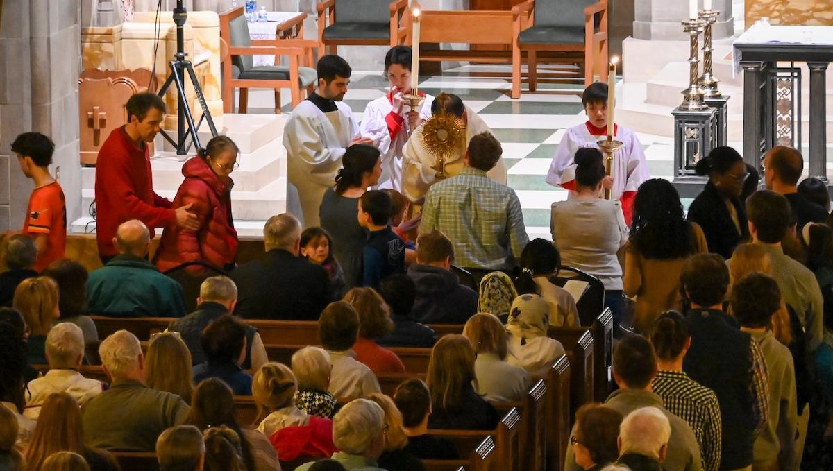 People line up for Eucharistic blessing in Atlanta Cathedral of Christ the King