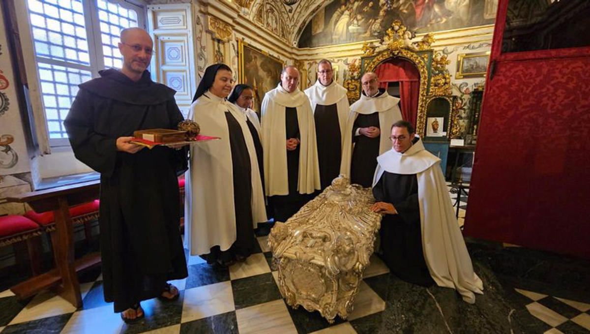 ALBA-DE-TORMES-Transfer-of-the-tomb-of-Saint-Teresa-for-study