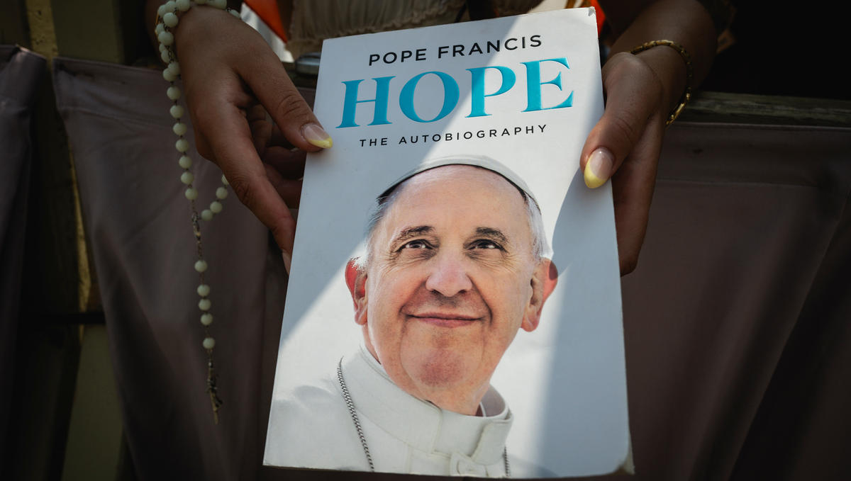 POPE-AUDIENCE-FRANCIS-HOPE-BOOK