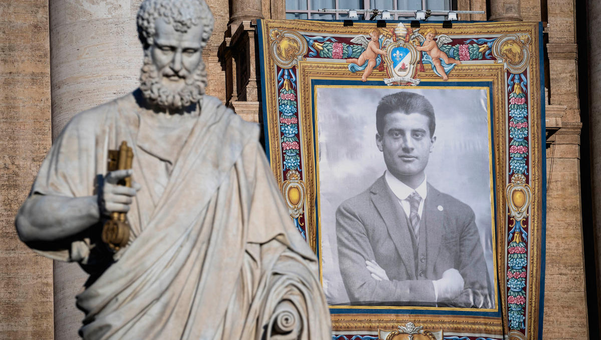 tapestry-portrait-blessed-carlo-acutis-blessed-pier-giorgio-frassati-canonization-st.-peter's-basilica-vatican