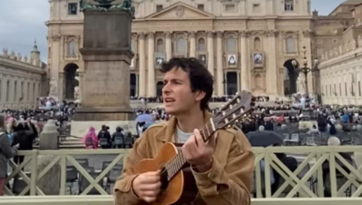 La touchante improvisation de Fratoun (Les Guetteurs) sur la place Saint-Pierre