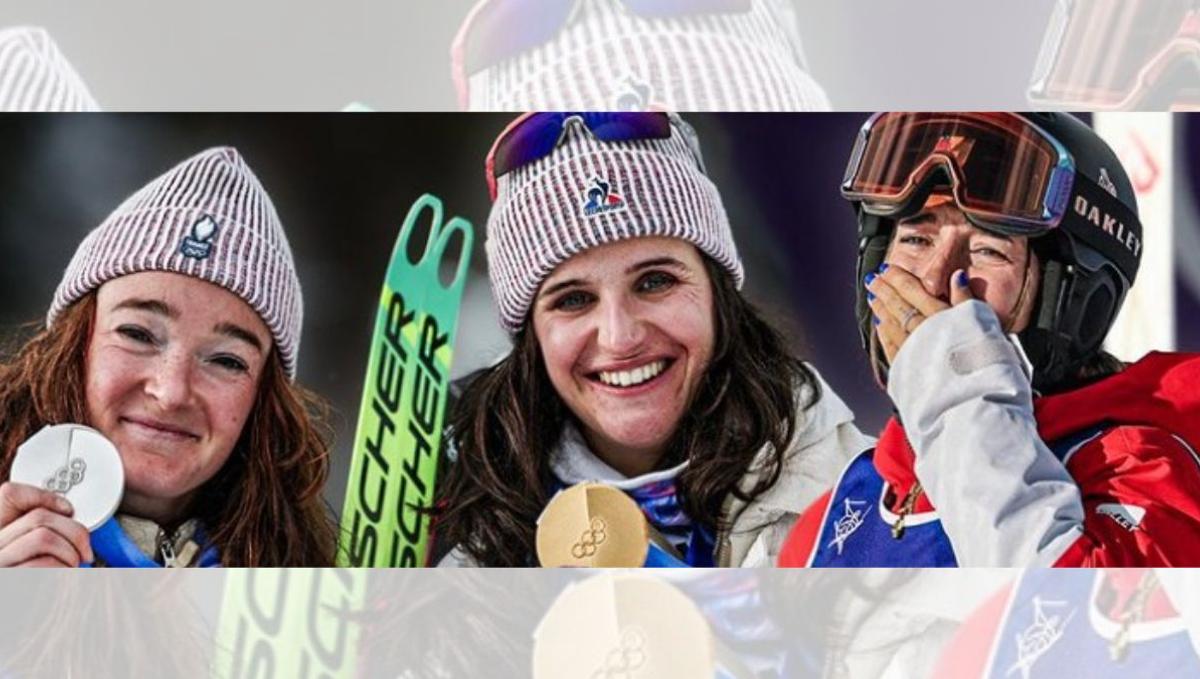 Les athlètes françaises Lou Jeanmonnot, Julia Simon et Perrine Laffont.