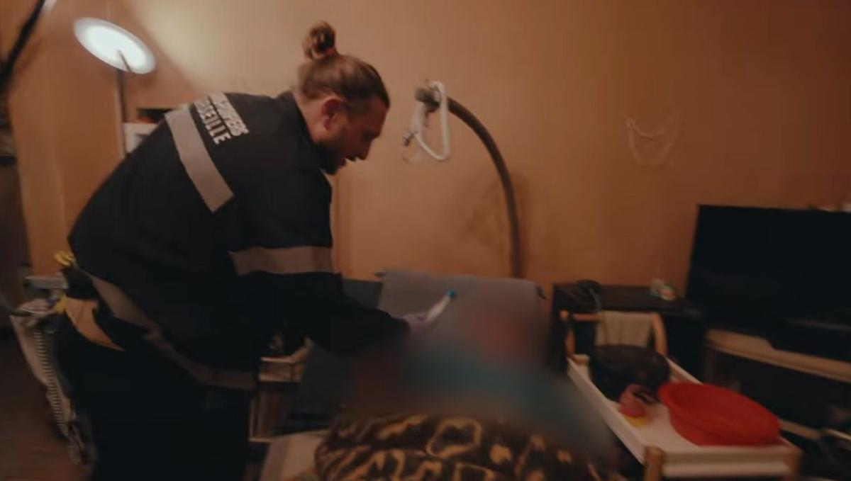 McFly propose de déposer une Vierge Marie remplie d'eau de Lourdes auprès d'une femme handicapée et alitée