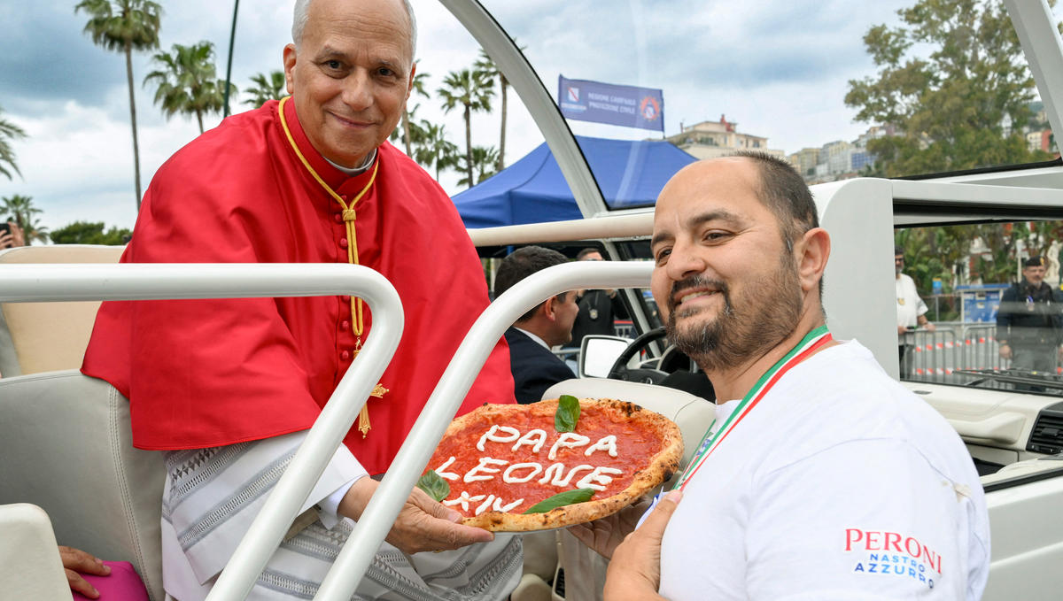 pope-leo-xiv-pizza-popemobile-naples-afp-