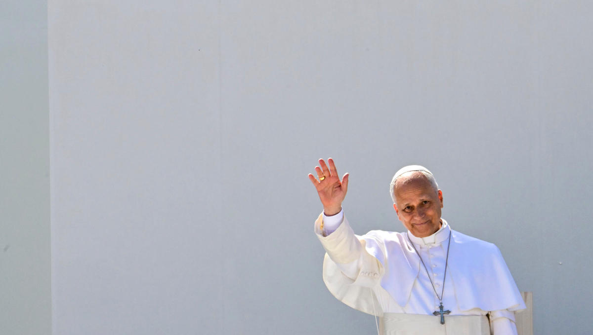 pope-leo-xiv-migrant-bousso-diouf-las-raices-the-roots-san-cristobal-de-la-laguna-canary-island-tenerife