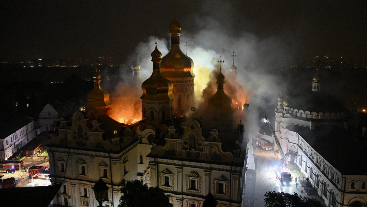 "D'après les estimations de nos spécialistes, dans des conditions optimales, les travaux de restauration et de remise en état pourraient prendre environ deux ans", a déclaré Maksym Ostapenko, directeur de la cathédrale de la Dormition à Kiev et du célèbre monastère orthodoxe de la Laure des Grottes qui l'entoure.