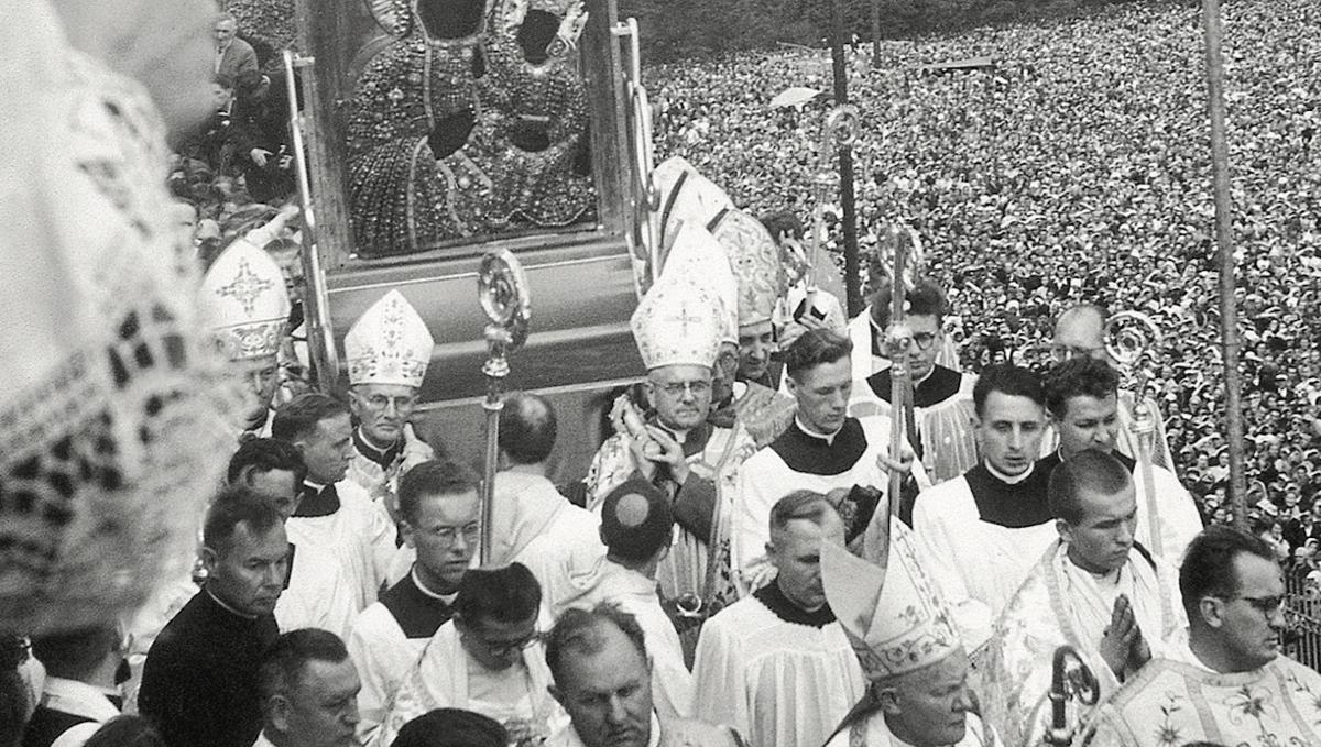 Cudowny Obraz Matki Boskiej Częstochowskiej wyniesiony na Wały Jasnogórskie, 26 sierpnia 1956 r.