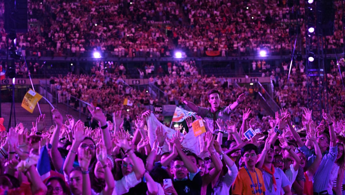 worshippers-cheer-pope-leo-xiv-stade-de-france-saint-denis-paris-september-25-2026