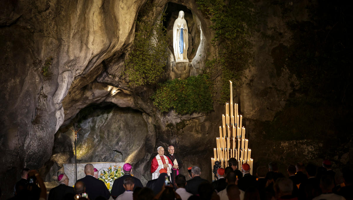 faithfuls-watch-rosary-prayer-giant-screen-basilica-holy-rosary-torchlight-procession-pope-leo-xiv-lourdes-france-september-27-2026