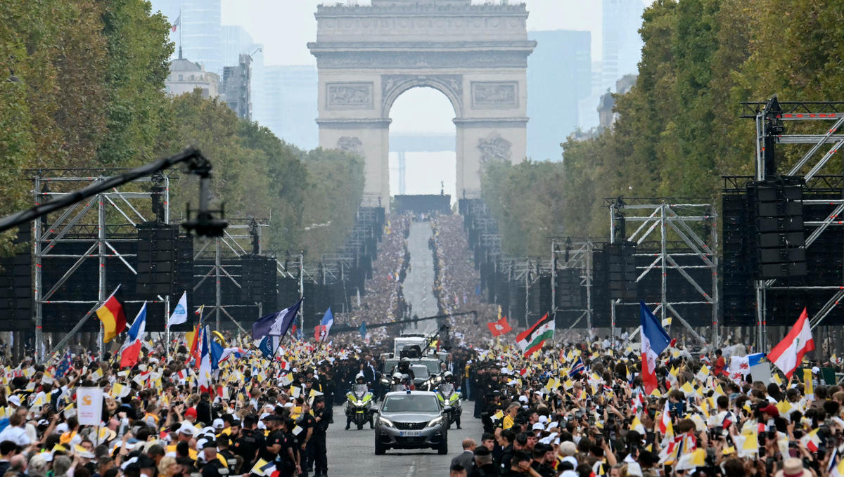 pope-leo-xiv-papamobile-champs-elysees-arc-de-triomphe-place-de-la-concorde-paris-september-26-2026