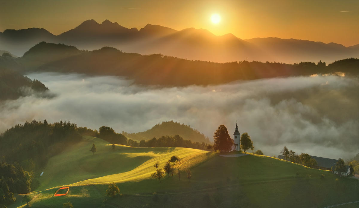 Kościoły z nieba - ksiądz Marcin Gądek fotografuje z powietrza górskie kościoły