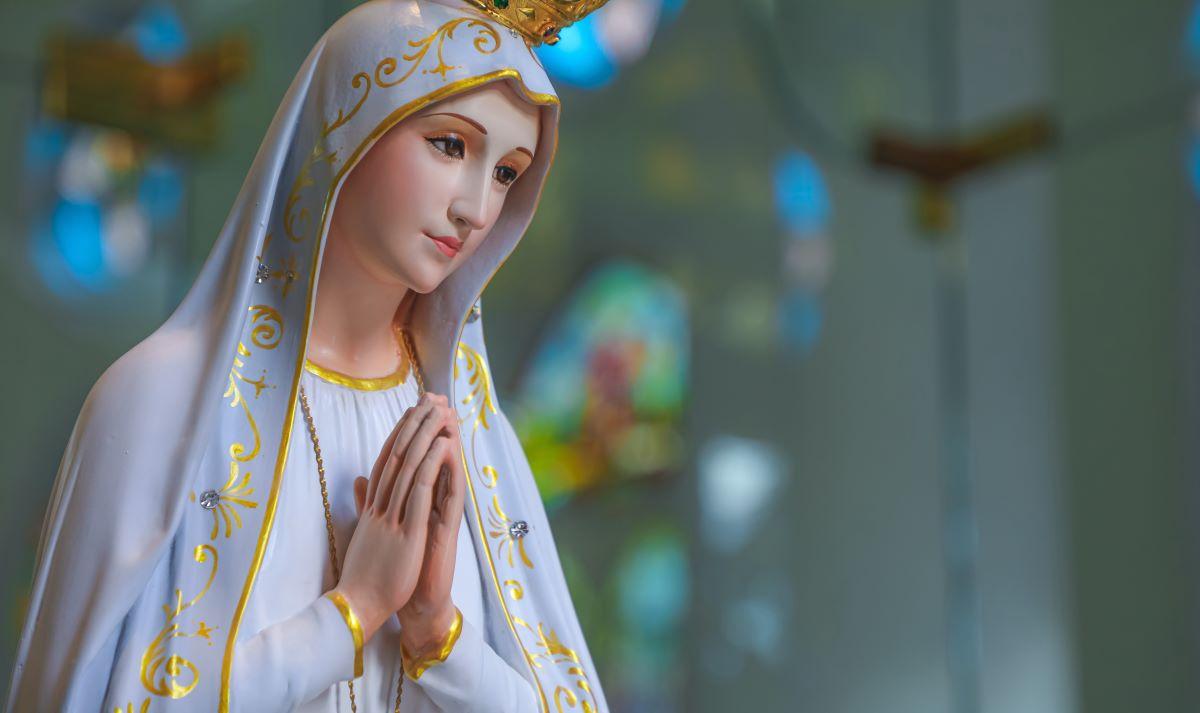Consagración a la Virgen María - dama de honor