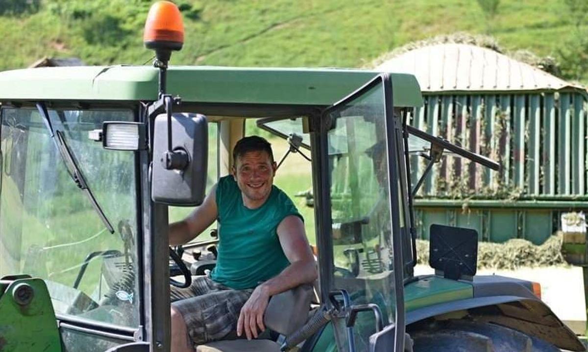 Martin Golob pri kmetijskih opravilih