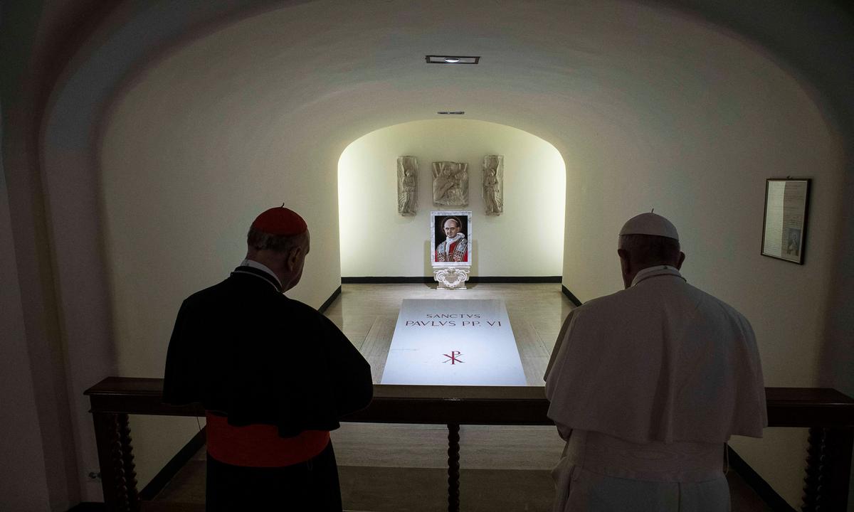 (Slideshow) Pope prays at tombs of his predecessors