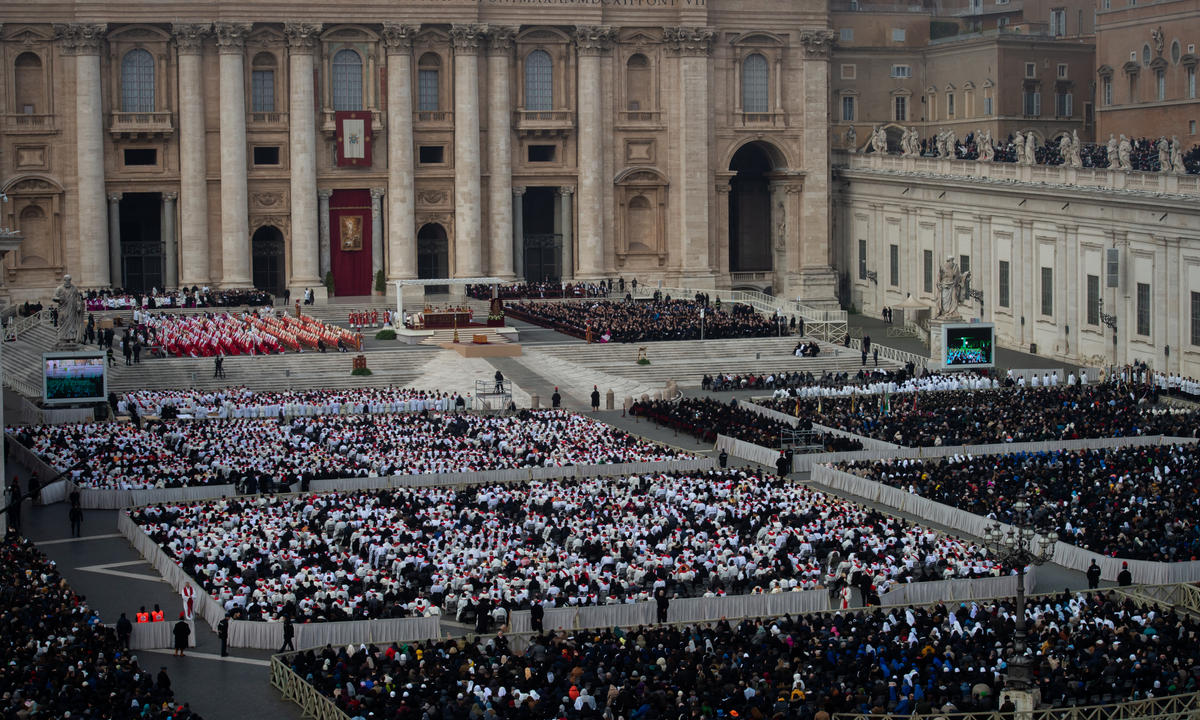 (FOTOGALLERY) I fedeli alle esequie di Benedetto XVI in piazza San Pietro