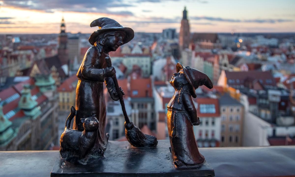 [GALERIA] Co łączy misia Uszatka z greckim bożkiem rozpusty? Sprawdź, czy rozpoznasz miasto po jego figurkach!