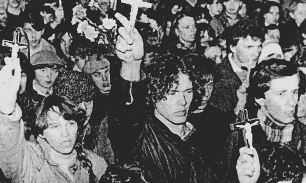 [GALERIA] Kilkuset uczniów z krzyżem naprzeciw oddziału ZOMO z pałkami i psami. Historia zapomnianego strajku w Miętnem