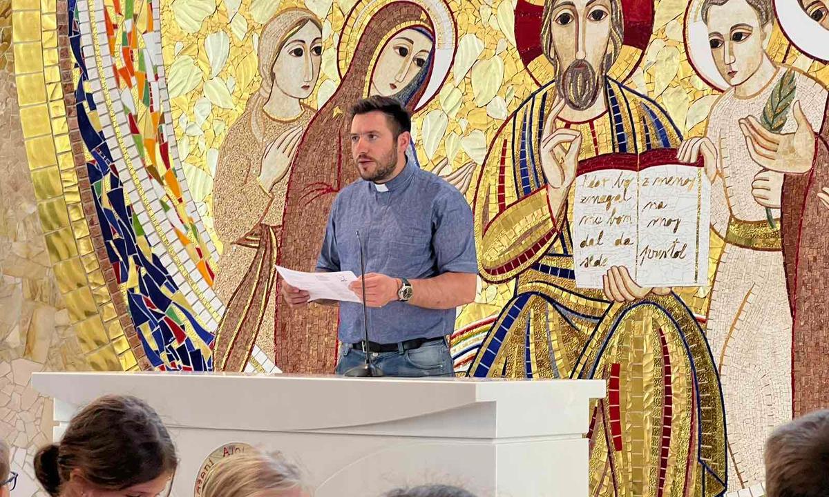 Martin Golob z mladino na romanju na Zaplazu