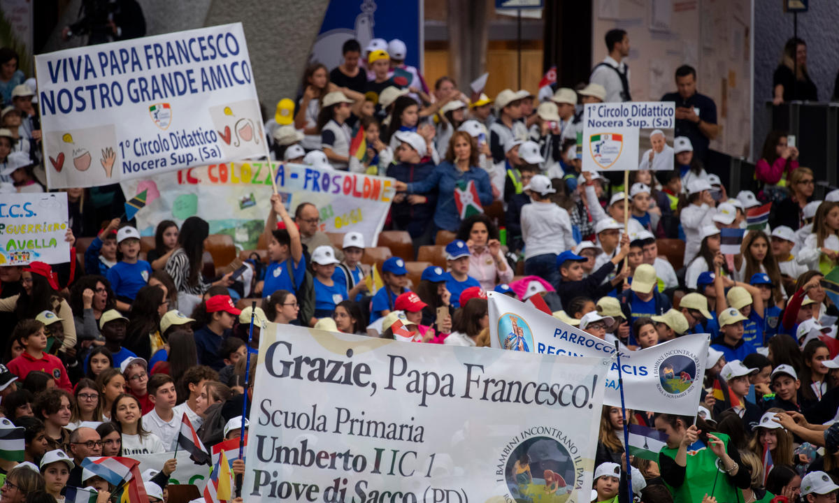 La touchante rencontre entre le pape François et des enfants du monde entier pour la paix