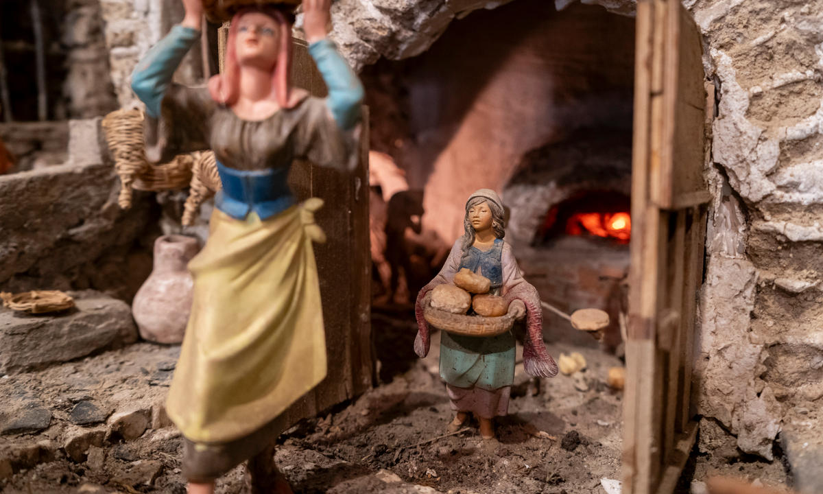 (Slideshow) Sanitation worker Nativity scene