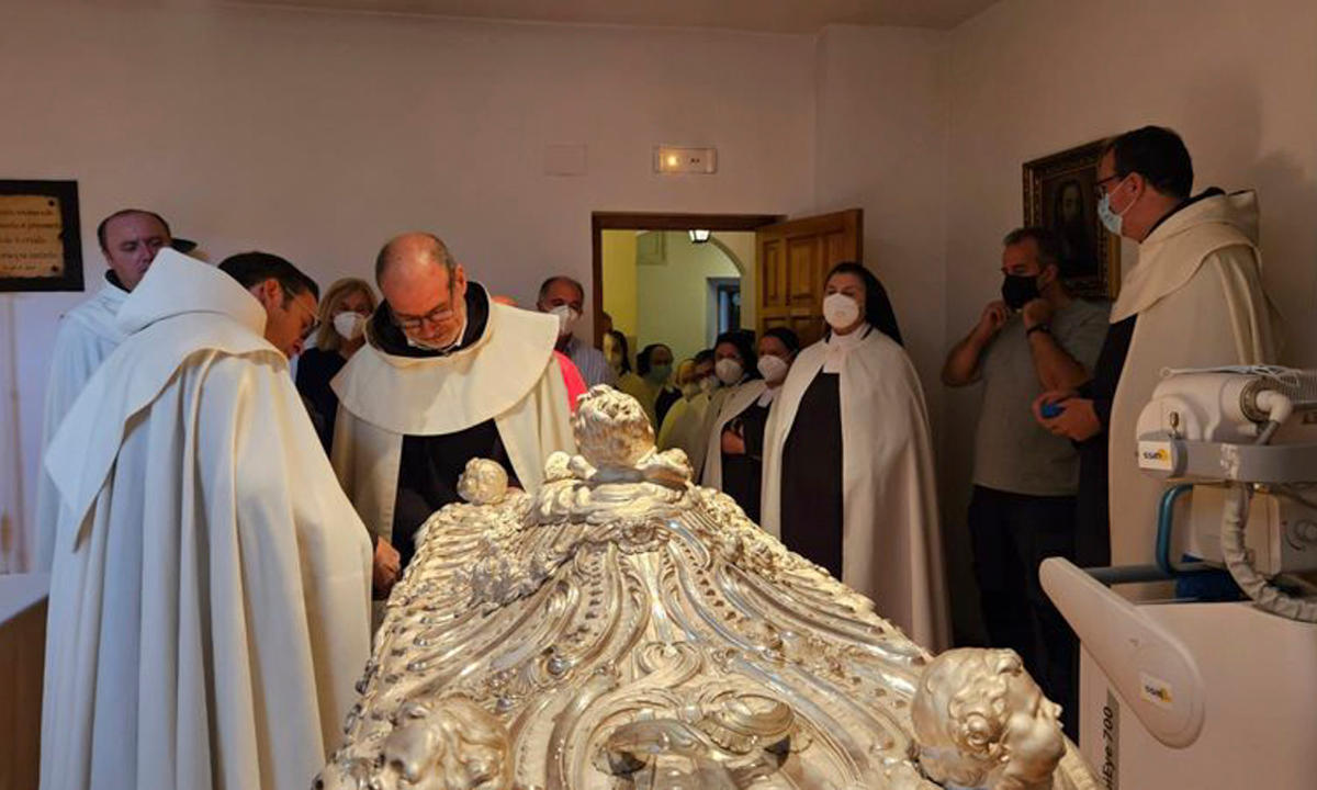 (Slideshow) Teresa of Avila incorrupt