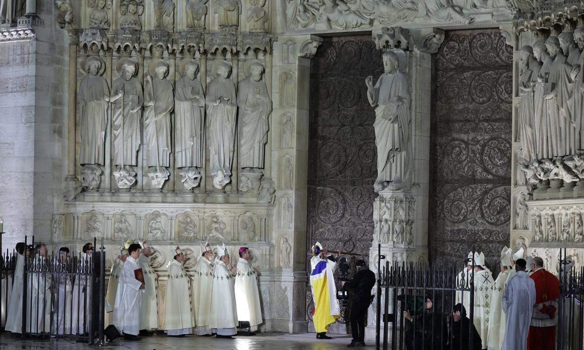 La réouverture de Notre-Dame de Paris, des images qui resteront dans l’histoire