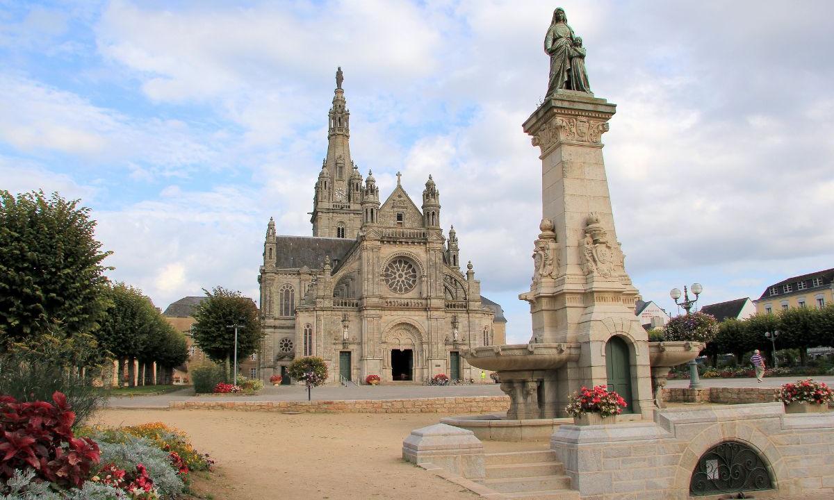 {"rendered":"Le sanctuaire de sainte Anne d’Auray"}