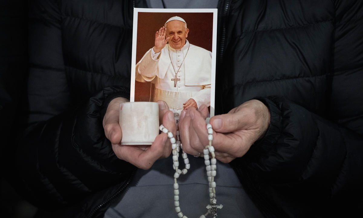 {"rendered":"(Slideshow) Pope sends voice message to Rosary"}